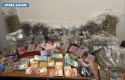 Roma, traffico di stupefacenti un affare di famiglia, arrestati padre e figlio, sequestrati oltre 30 kg di droga e 50 mila euro