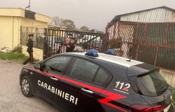 Fiumicino, scoperta carrozzeria adibita a discarica, denunciato il titolare