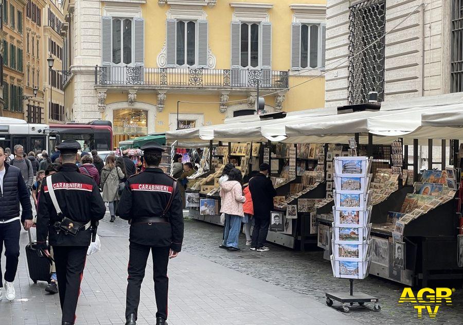 Carabinieri pattuglia su via del corso