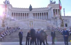 Giornata dell'Unità Nazionale e delle Forze Armate: il Presidente Mattarella depone una corona al Milite Ignoto