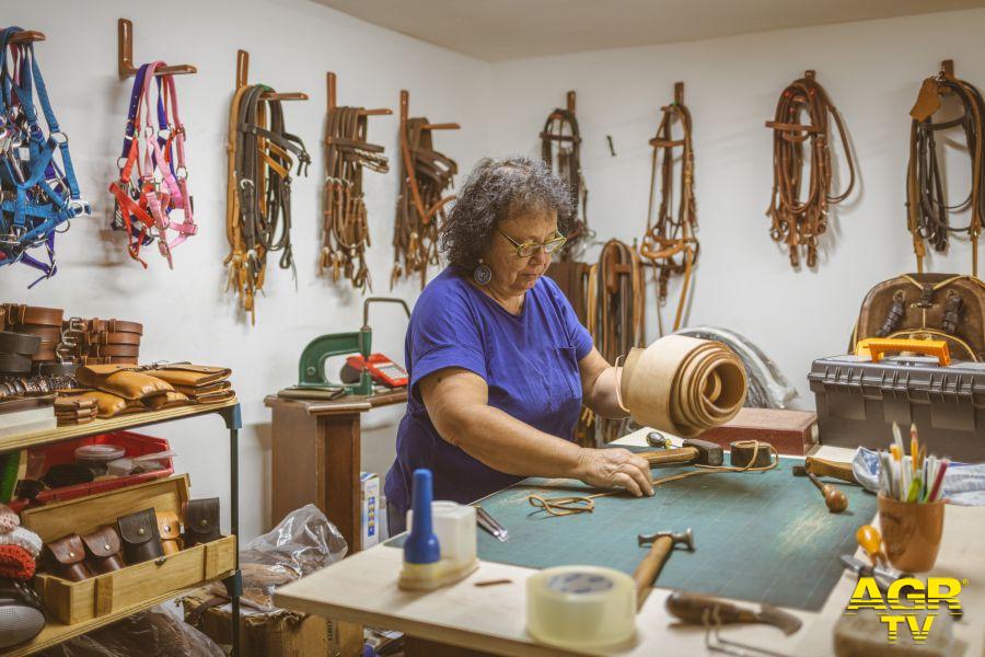 Giuseppina Altieri — lavorazione cuoio ph. CNA Viterbo