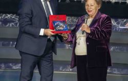 Michele Affidato premia Carmela Pace pres. unicef