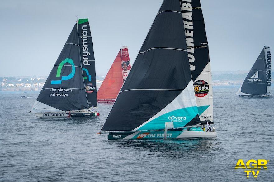 LES SABLES D'OLONNE, FRANCE - 10 NOVEMBRE 2024 : Le barche della flotta in partenza. (Photo par polaRYSE)