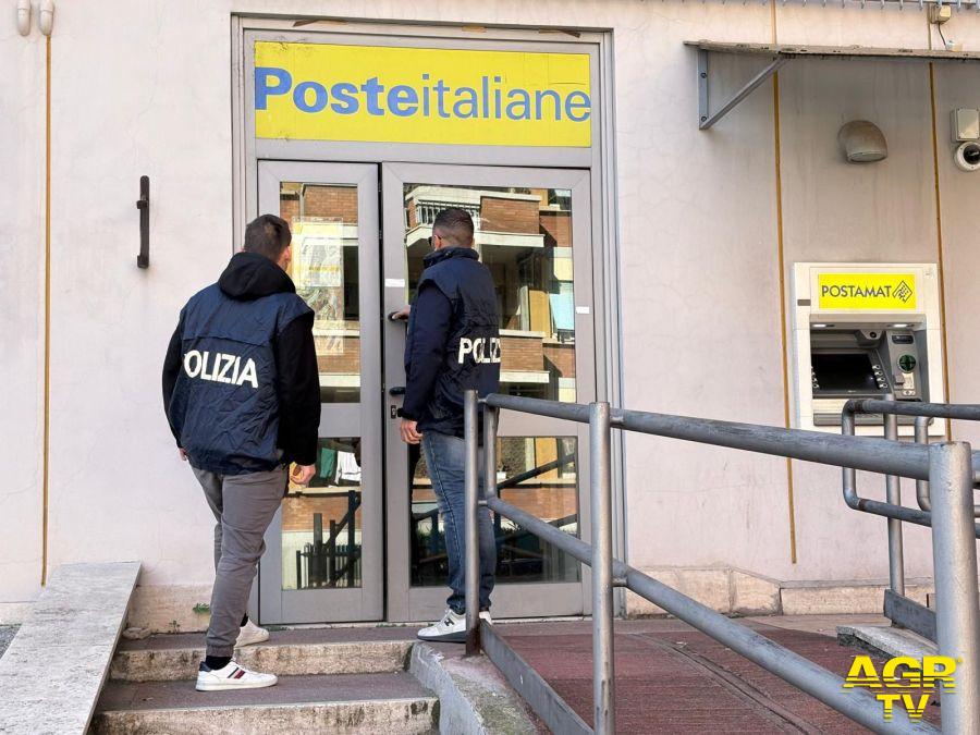 Polizia gli agenti nei pressi dell'Ufficio Postale