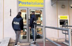 Roma, ai domiciliari finto Prete 61enne per tentata truffa, era in un ufficio postale con un complice per chiedere un prestito