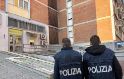 Polizia gli agenti nei pressi dell'Ufficio Postale