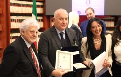 Premio Riccardo Bramante: Nella foto, il Presidente della Commissione giornalisti del Premio,Tommaso Polidoro, il Direttore di AskaNews,Gianni Todini e la Presidente del Premio, Ester Campese