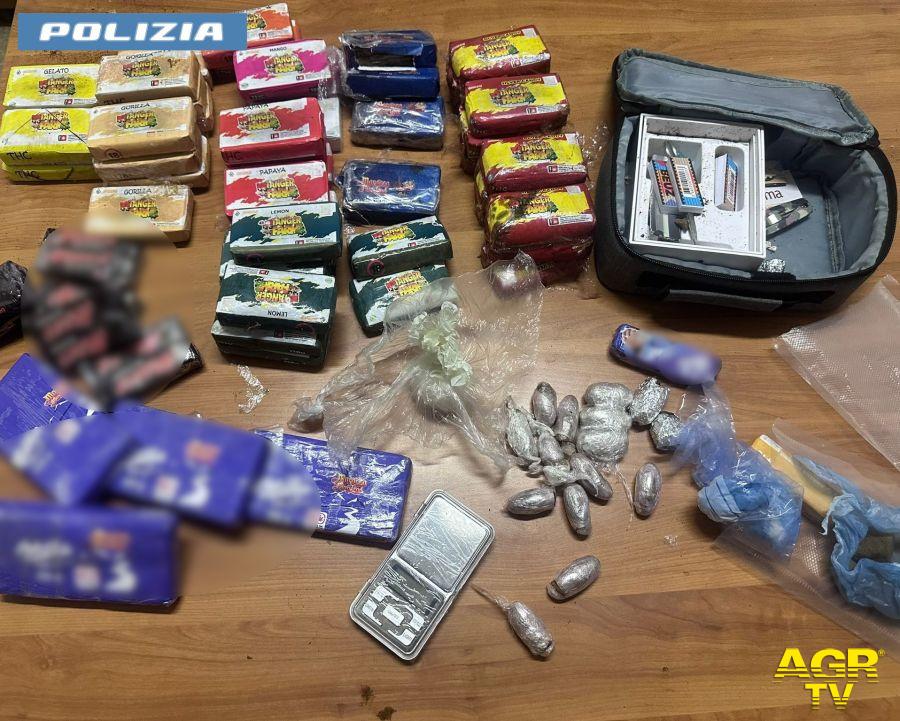 Polizia la droga sequestrata nel box