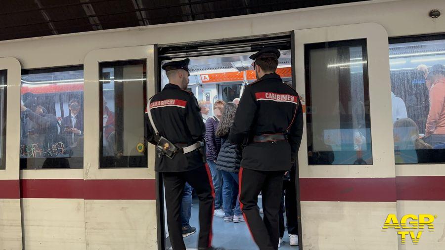 Carabinieri controlli sulla metropolitana