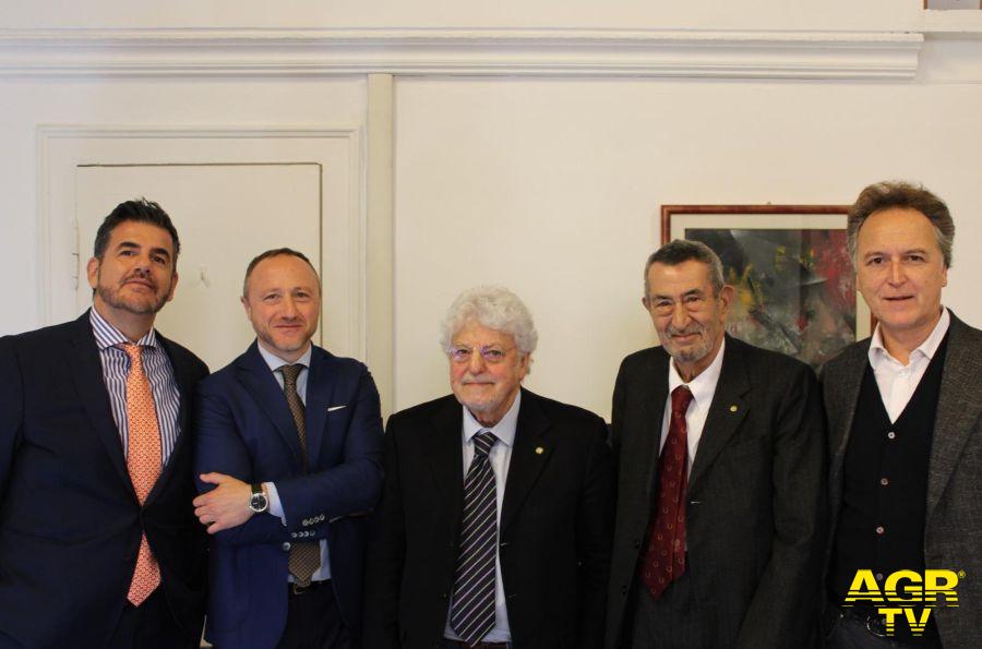 Al centro Tommaso Polidoro, da sinistra: G.Cassano, Direttore DSG della ESE, L. Gabriele, Presidente Consumerismo.it, V.Franceschelli, Vicepresidente del CNU presso AGCOM, M.Staderini, AGCOM