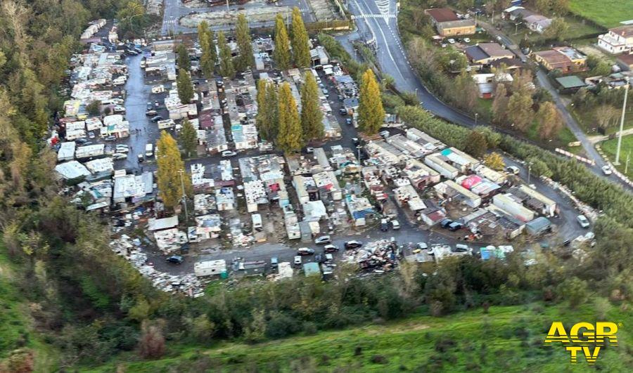 Carabinieri controlli campo nomadi via Candoni dall'alto