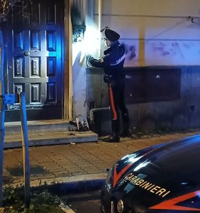 Civitavecchia, incendia il citofono condominiale dell'ex moglie, arrestato 47enne per atti persecutori