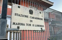 Tor San Lorenzo, fratello e sorella di etnia rom rompono il vetro di un auto, i Carabinieri li inseguono ed arrestano la donna