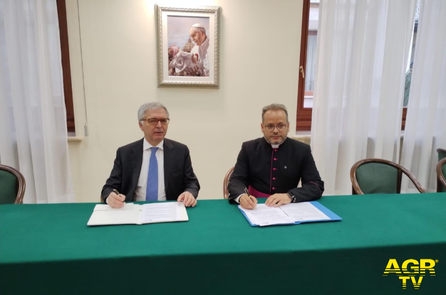 Nella foto il Presidente del CDA del Policlinico Gemelli Daniele Franco e Monsignor Yoannis Lazhi Gaid