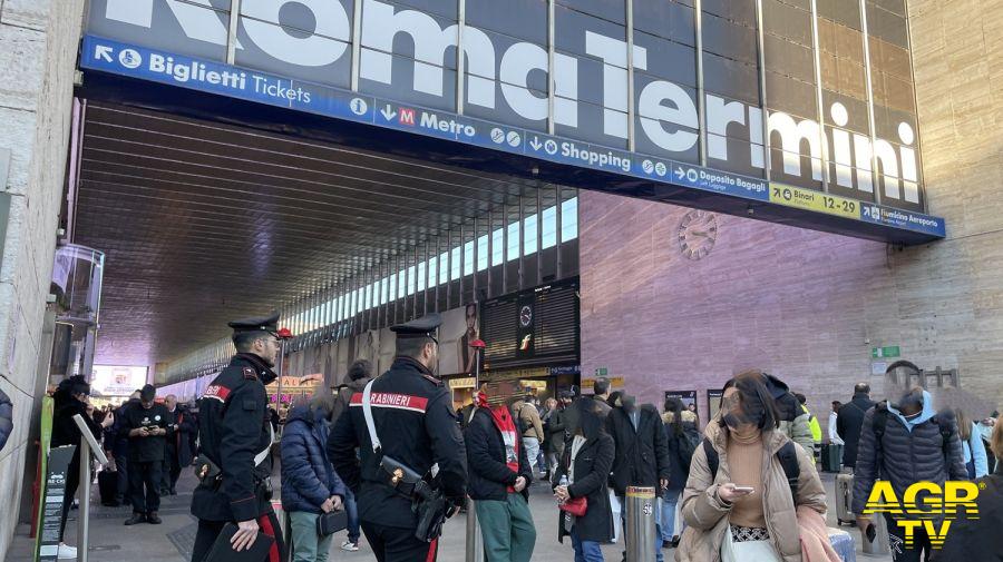 Carabinieri durante i controlli a Termini