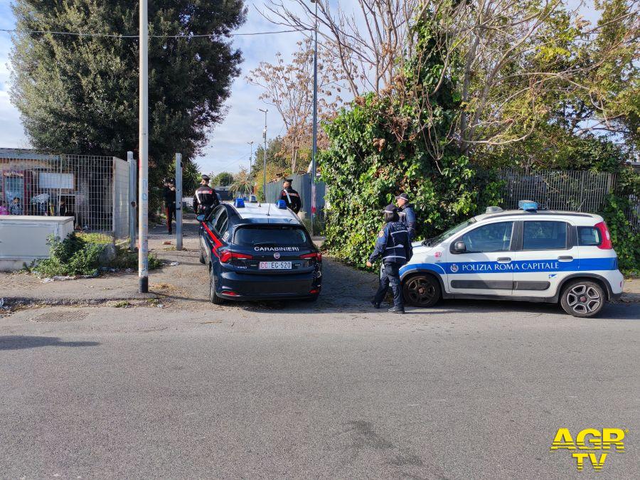 Carabinieri ed Agenti Polizia locale nel campo nomadi