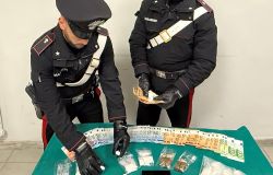 Roma, consegna di droga a domicilio, arrestato pusher 46enne, sequestrato quasi 1 kg tra hashish e cocaina