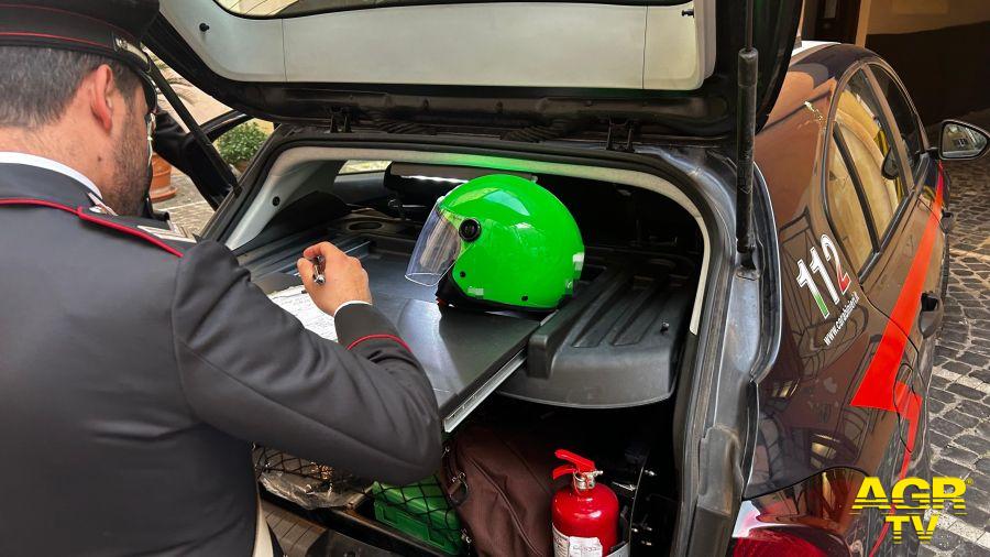 Carabinieri controlli nel centro per ricettazione caschi