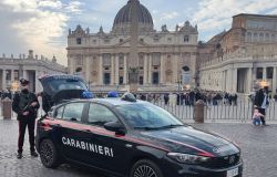 Roma San Pietro, arrestato spacciatore ad una fermata della metro, 4 persone denunciate e sanzioni ai venditori abusivi