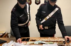 Ostia, padre ai domiciliari fa arrestare il figlio 18enne per spaccio, ad Acilia preso pusher con 100 gr. di cocaina