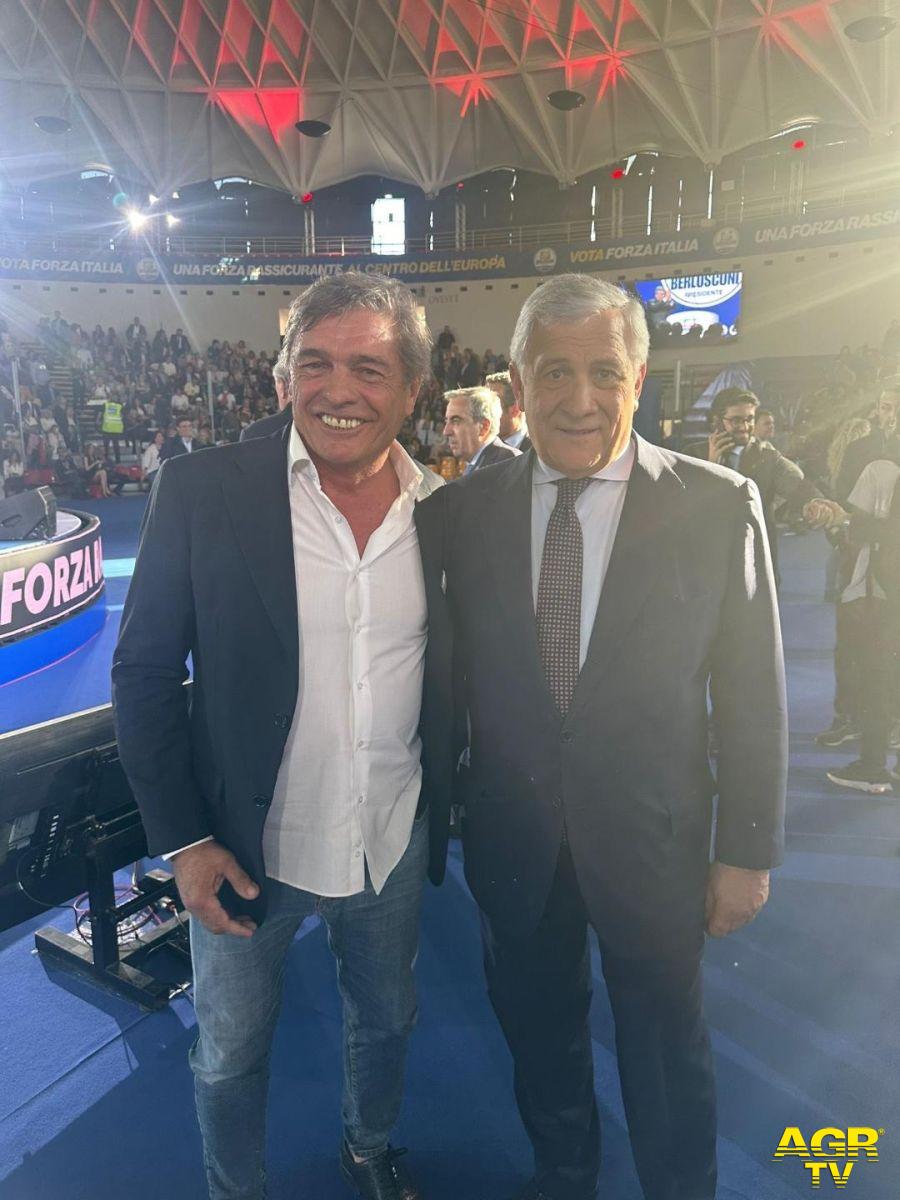 Pierfrancesco Marchesi con Tajani alla premiaziione per il tesseramento