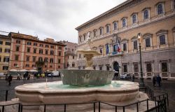 Roma, torna a splendere...piazza Farnese, conclusi i restauri delle fontane