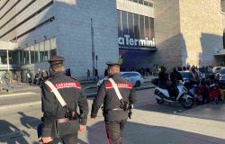 Roma Termini, maxi controlli dei Carabinieri, 250 persone controllate in poche ore, 5 in manette e 17 denunciate