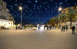 Ostia, piazza Anco Marzio, si accende la magia del Natale, inaugurate le luminarie