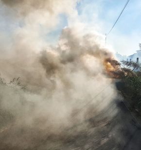 Fiumicino, incendio alle spalle del Centro commerciale Da Vinci