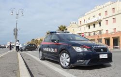 Ostia, pusher non si ferma all'alt dei Carabinieri e finisce la fuga contro un auto in sosta, arrestato romeno 23enne