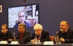 Carlo Conti (Conduttore e Direttore artistico di Sanremo 2025), Antonella Nesi ( Adnkronos), Daniele Mignardi (Promopressagency), Tommaso Polidoro ( FNSI) , Fabrizio Casinelli (Ufficio Stampa RAI)