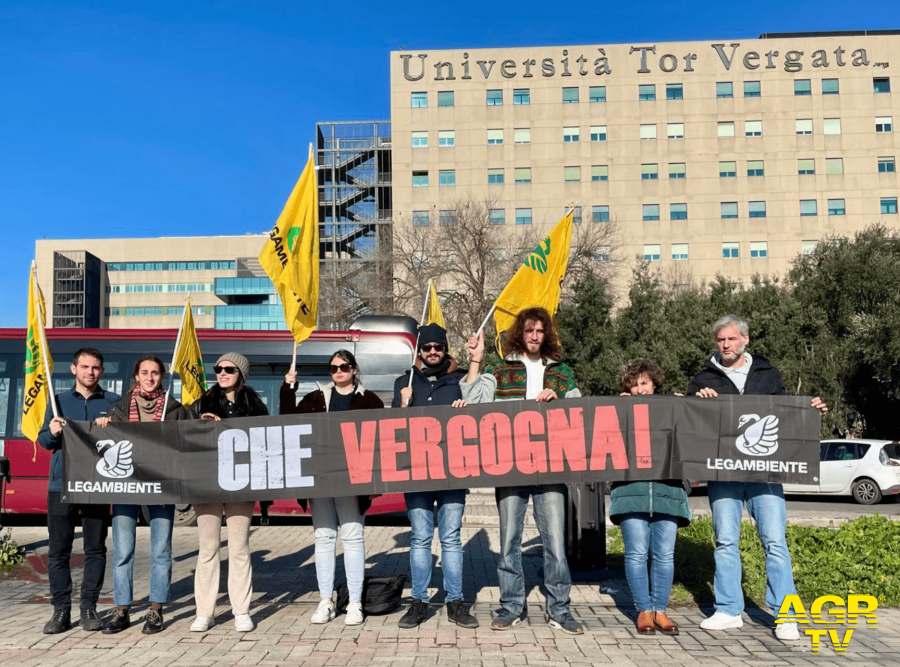 Legambeitne striscione contro rettorato Tor Vergata per parere negativo tram