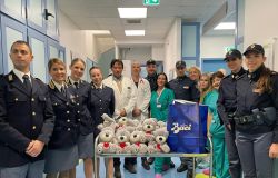 Polizia la consegna di doni ai ricoverati ospedale Santo Spirito