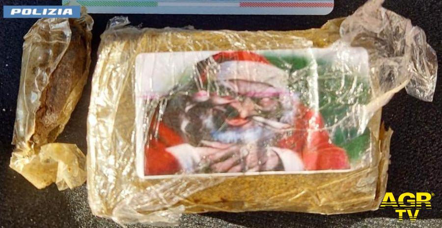 Polizia i panetti di hashish con l'immagine di Babbo Natale