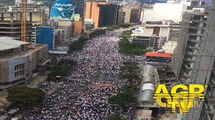 Caracas,  migliaia di sostenitori dell'opposizione hanno occupato la capitale