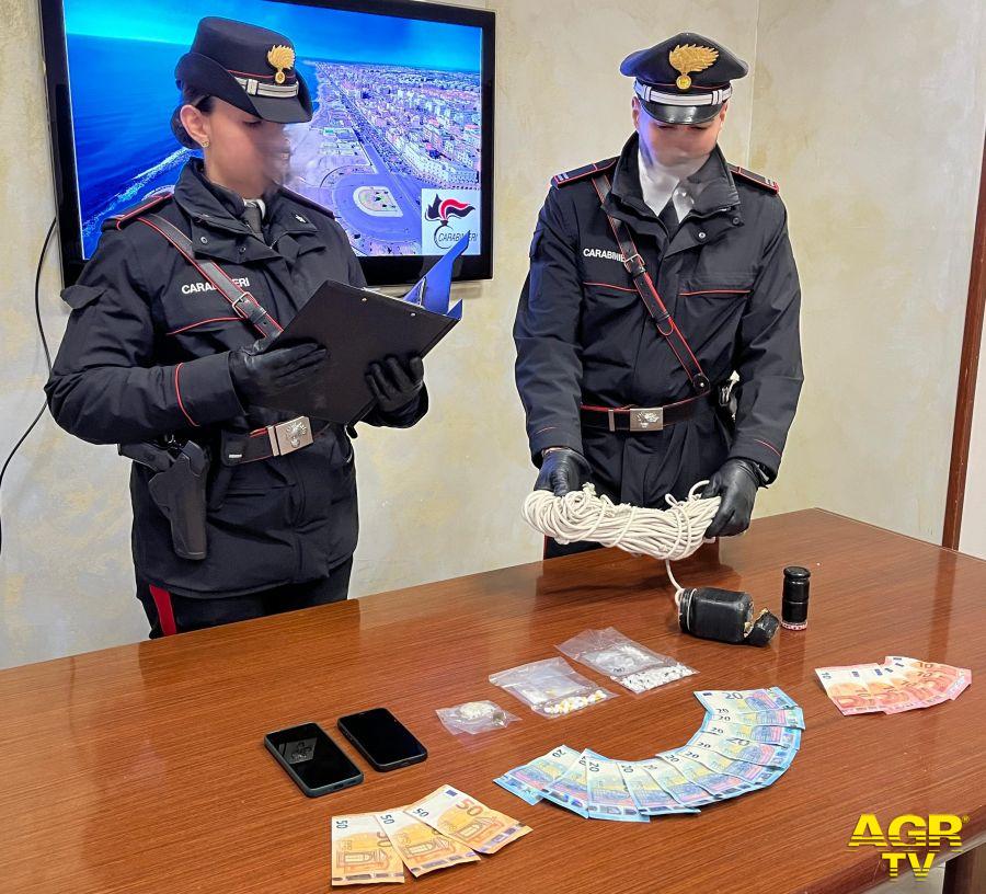 Carabinierri Ostia il materiale sequestrato droga e corda con contenitore della droga