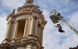 Roma, piazza Navona, la Befana arriva dal cielo