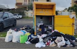 Cassonetti gialli raccolta abiti aperti foto da comunicato stampa