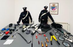 Albano Laziale, non si ferma all'alt dei Carabinieri, in manette albanese 30enne, nell'auto materiale ed arnesi per lo scasso