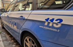 Roma, importuna 15enne sul bus e quando lei scende la segue fino in palestra e cerca di baciarla, arrestato 31enne