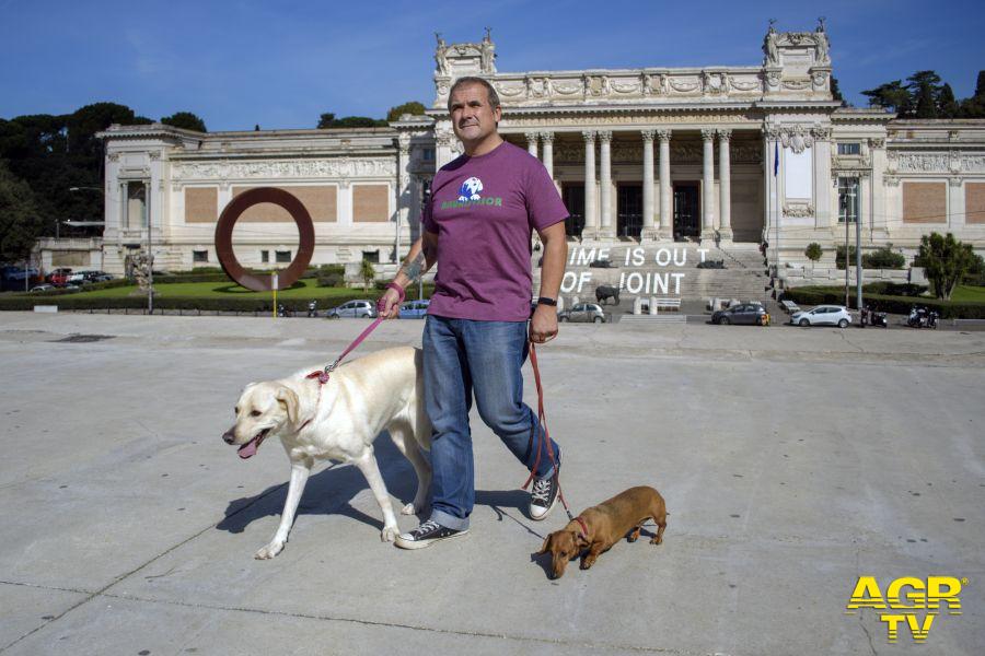 Dog sitter porta in giro i cani mentre i padroni visitano il museo