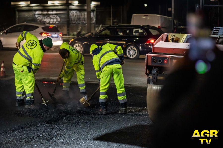 Roma, riqualificati 600 km della viabilità principale, sopralluogo di Gualtieri nella notte a viale Tirreno