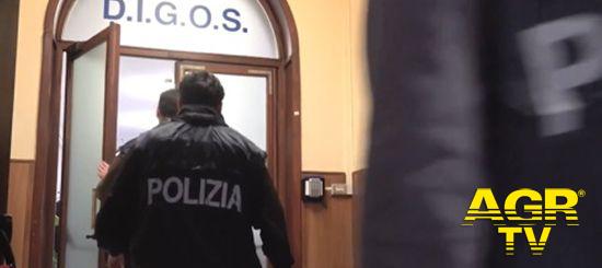 Roma, denunciato tifoso sorpreso mentre affiggeva sui pali della luce manifesti antisemiti