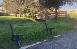 parco infernetto nel degrado panchina senza traversine e ponte chiuso