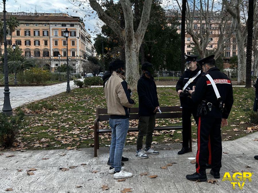 Carabinieri controlli nei giardini del centro