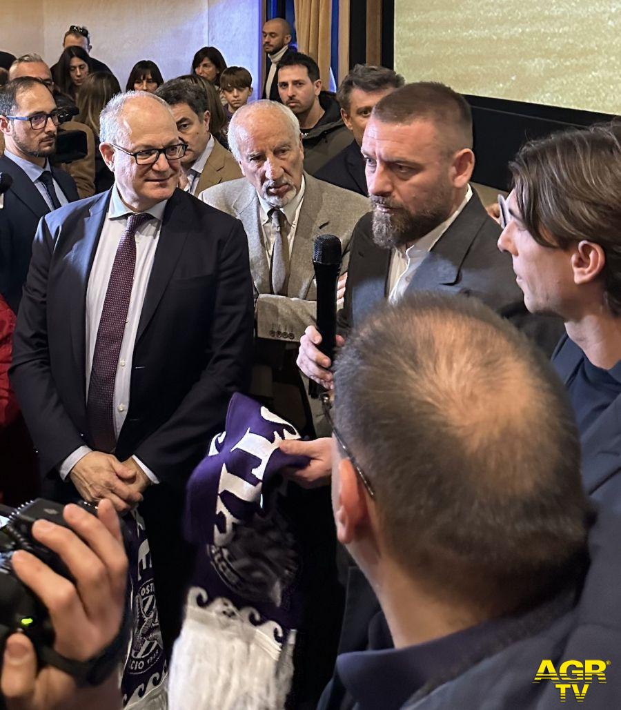 Il neo presidente dell'Ostia Mare con il sindaco Gualtieri ed il presidente del Municipio Falconi