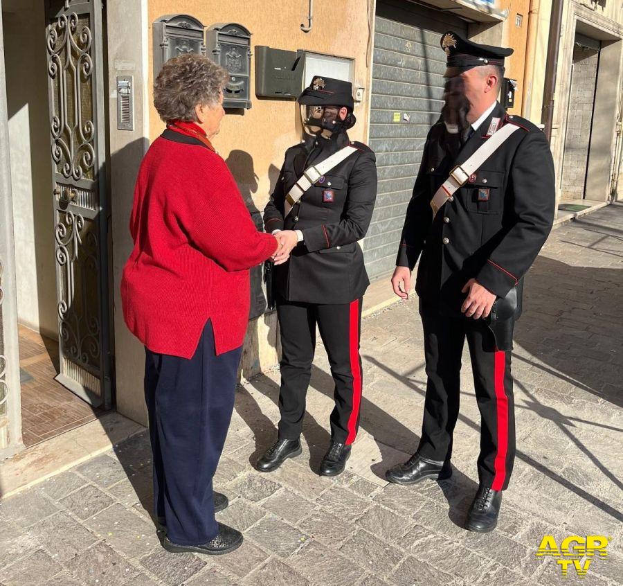 I Carabinieri rincuorana l'anziana