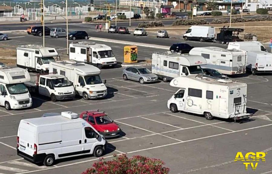 Ostia, piazza Sirio sul lungomare "liberata" dai camper