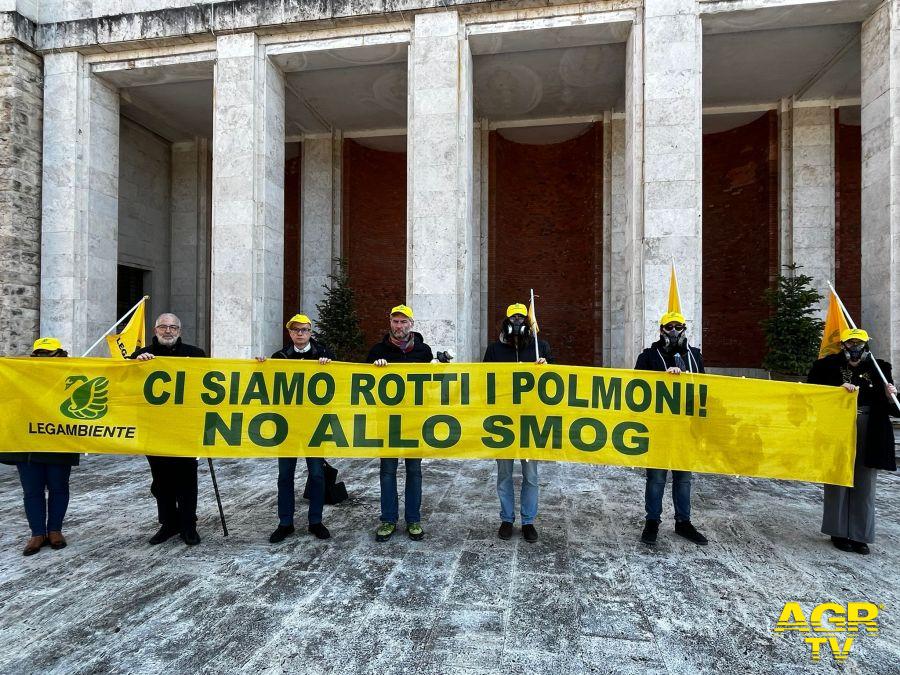 Mal'aria presentazione dati a Frosinone volontari con maschere antigas