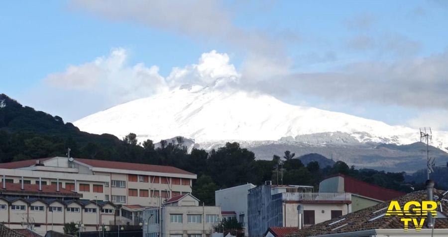 Vista dell'Etna imbiancata da Nicolosi: un paesaggio da sogno